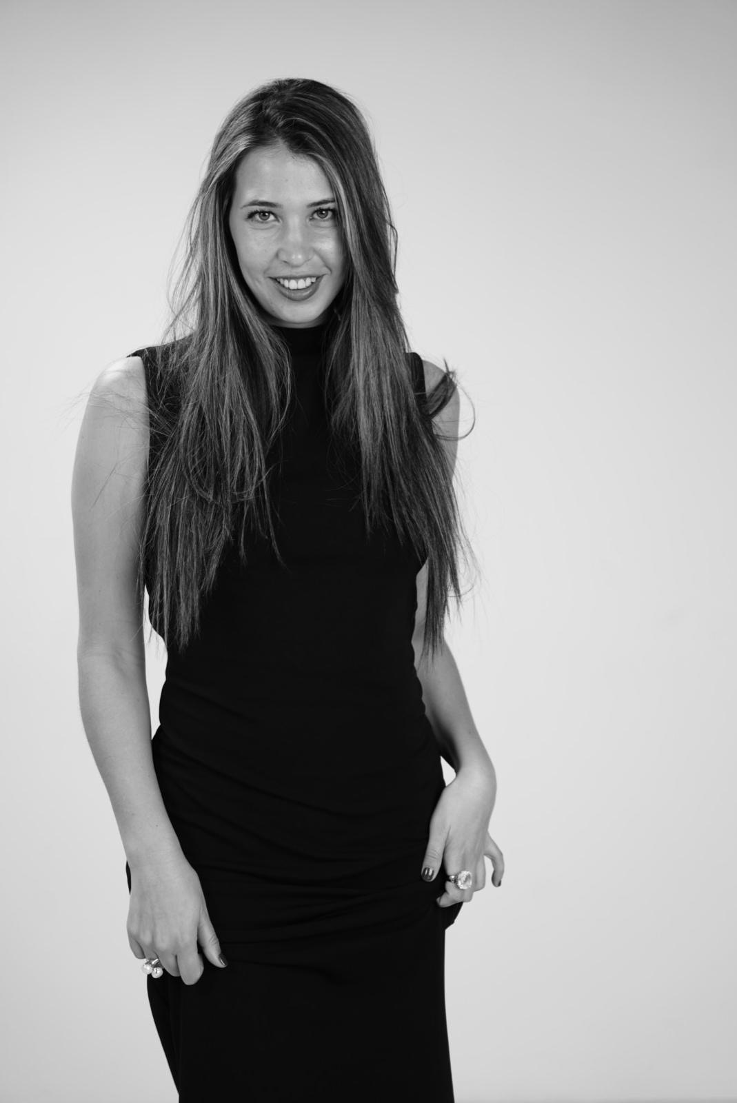 Retrato en blanco y negro de Blanca Izquierdo sonriendo