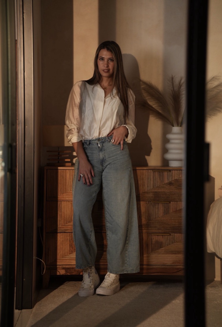Blanca Izquierdo de pie junto a una ventana, en casa