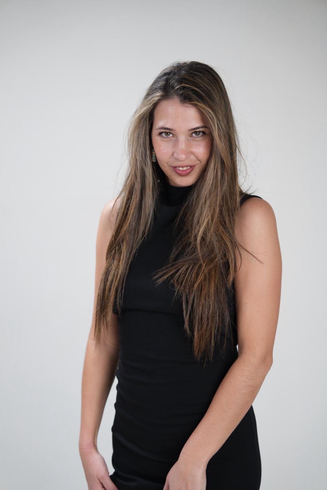 Blanca Izquierdo con vestido negro en estudio, mirando a cámara